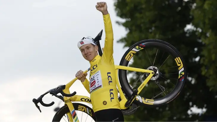 Tadej Pogacar lần thứ 4 vô địch Tour De France